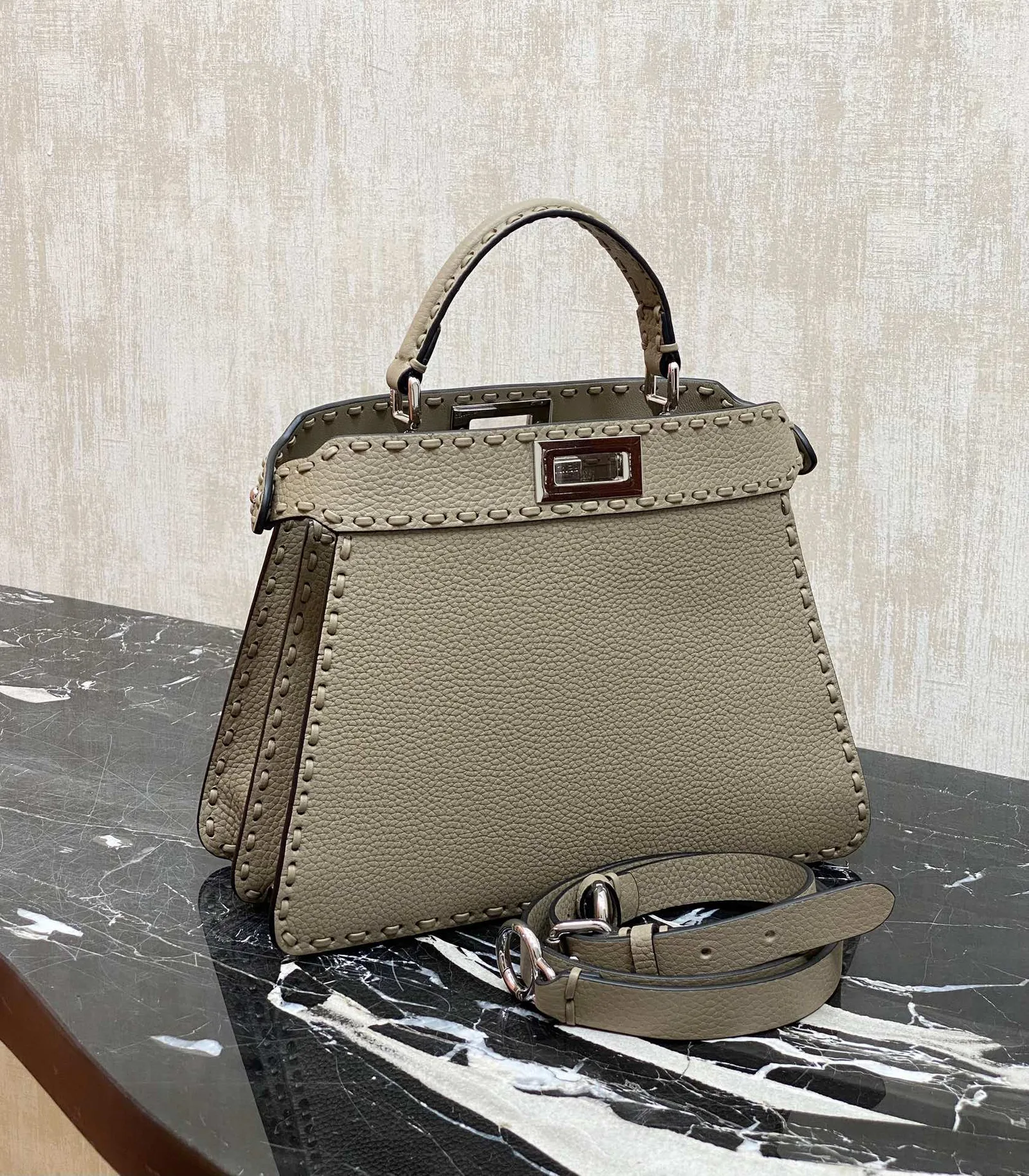 FENDI 스몰 피카부peekaboo  ISeeU  27 X 23 X 11 cm
