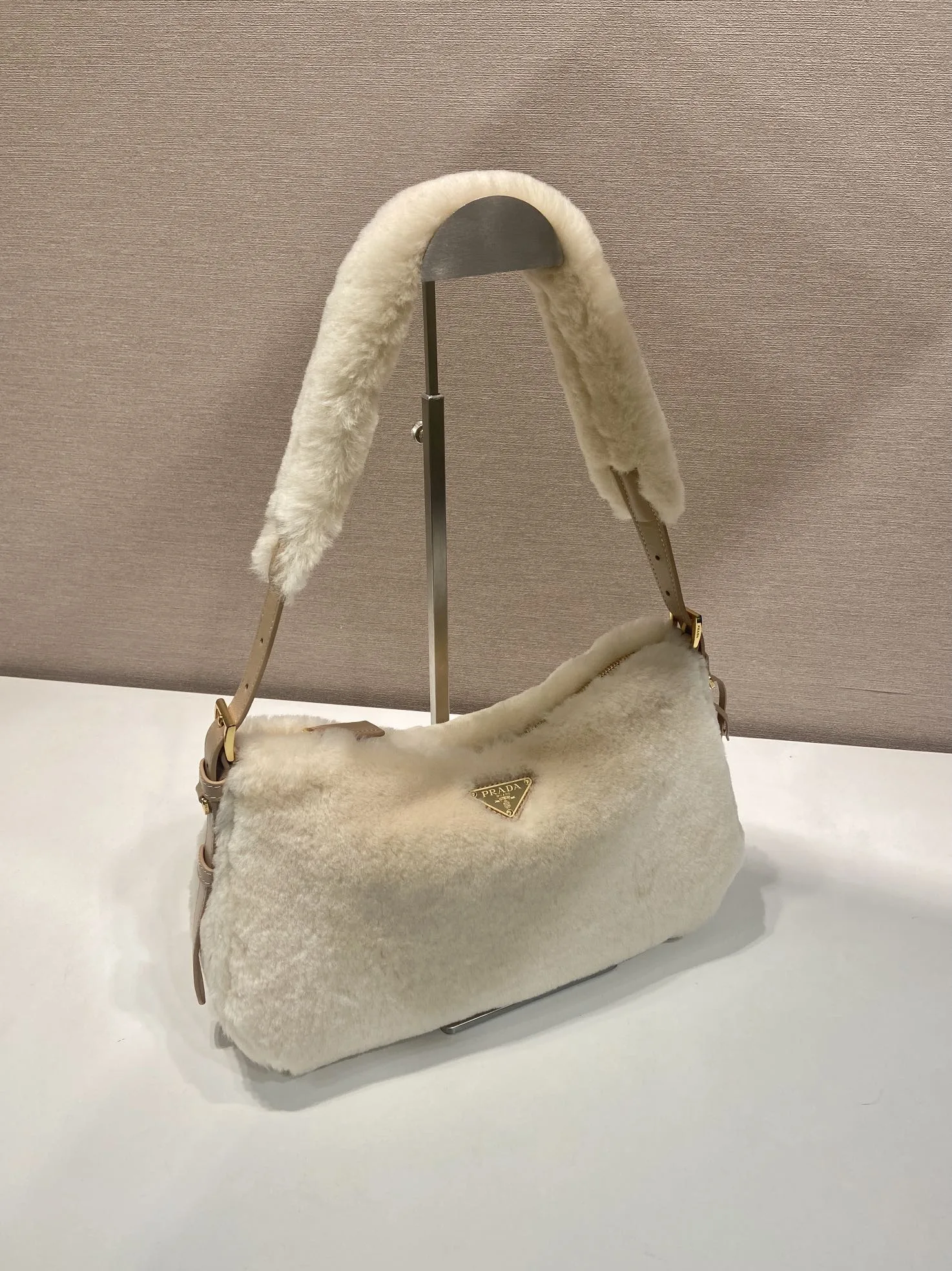 프라다 프라다 25FW 에메 미디움 가죽 숄더백 1BC229 31x18x10cm