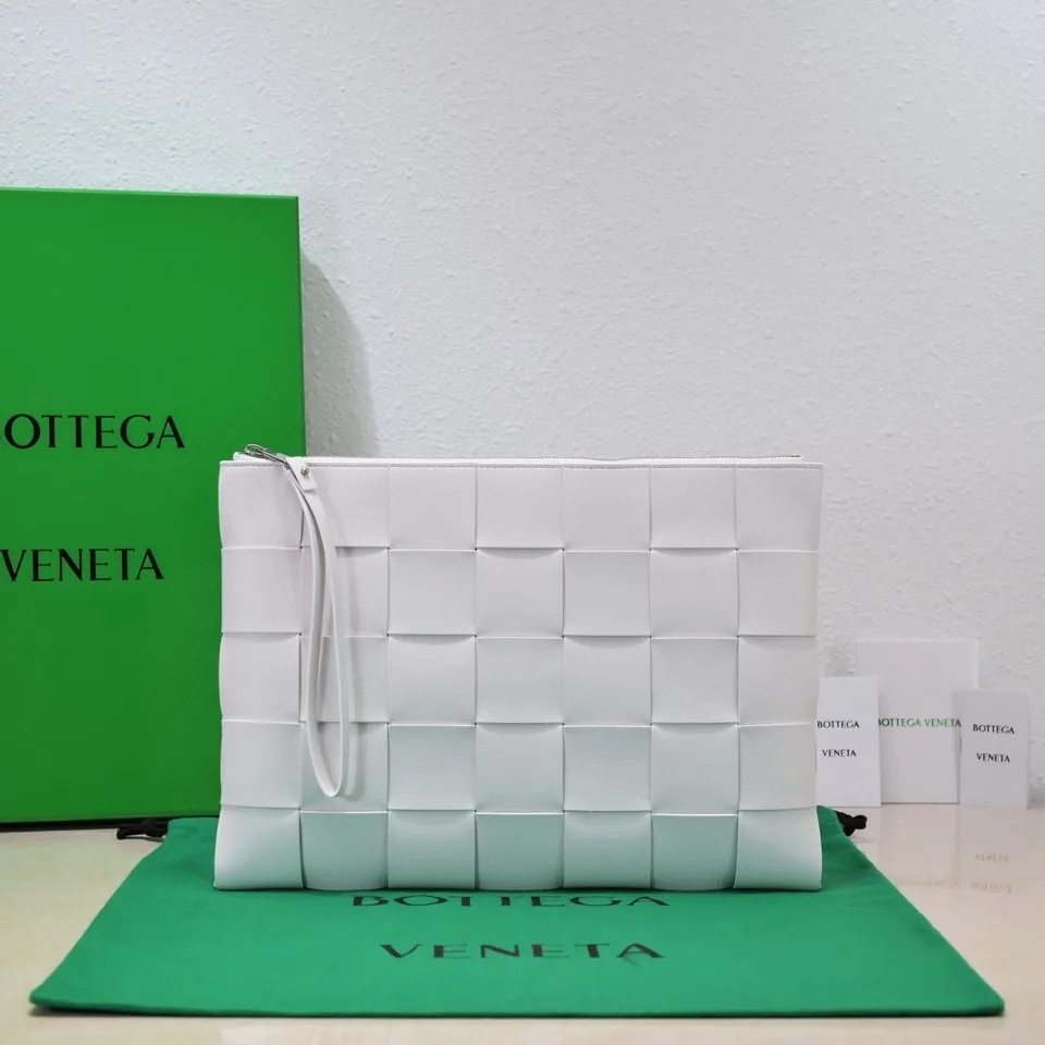 BOTTEGA VENETA 보테가베네타 22FW 카세트 클러치  35x25cm