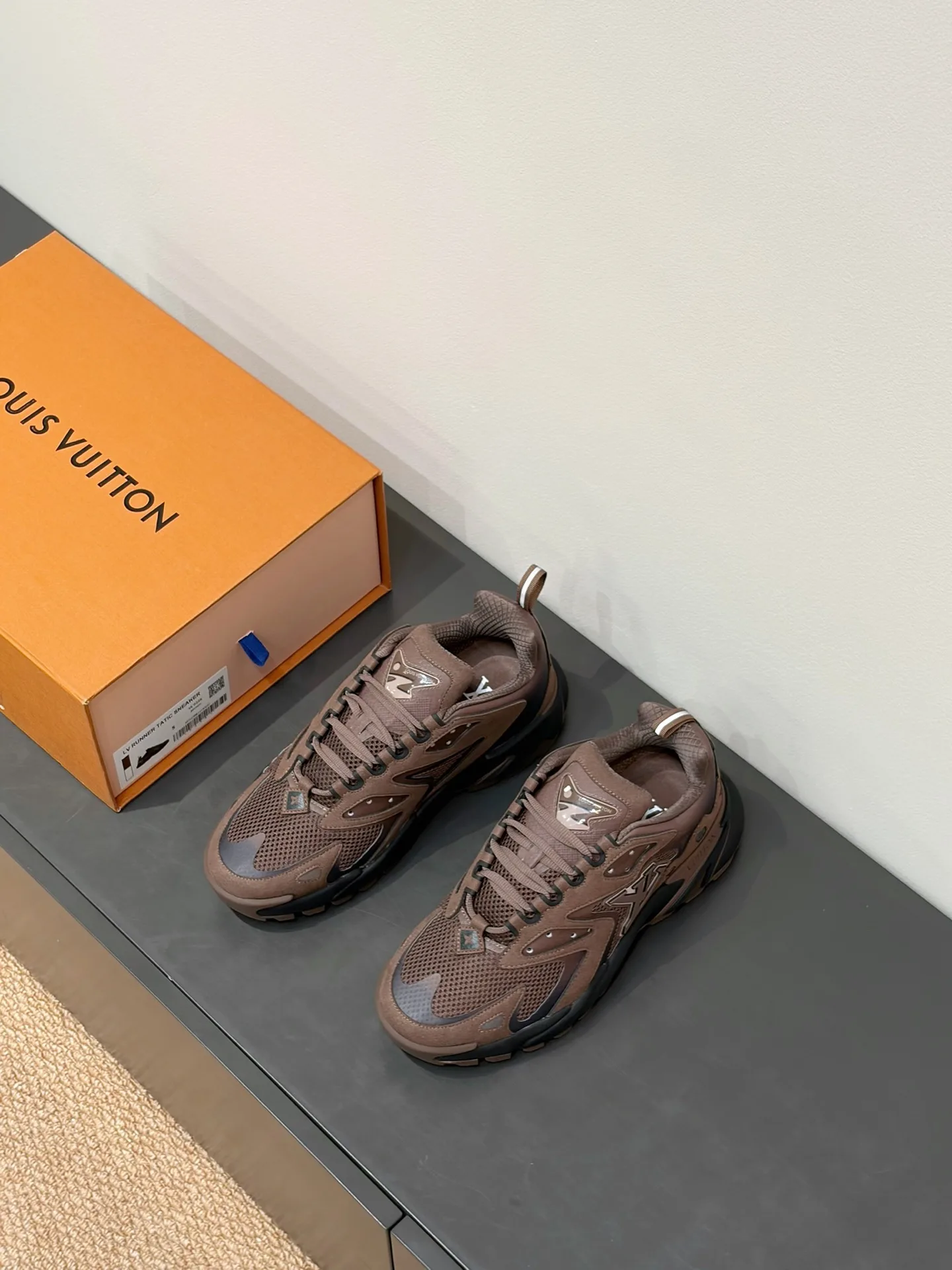 1AJAQ4 LV Tatic Runner Sneaker